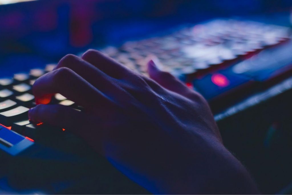 Persona escribiendo en teclado para evitar hackeos en tus redes sociales