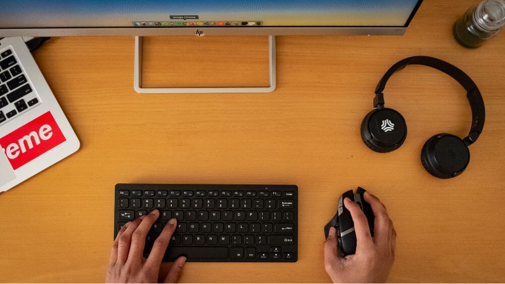 Persona con manos en el teclado