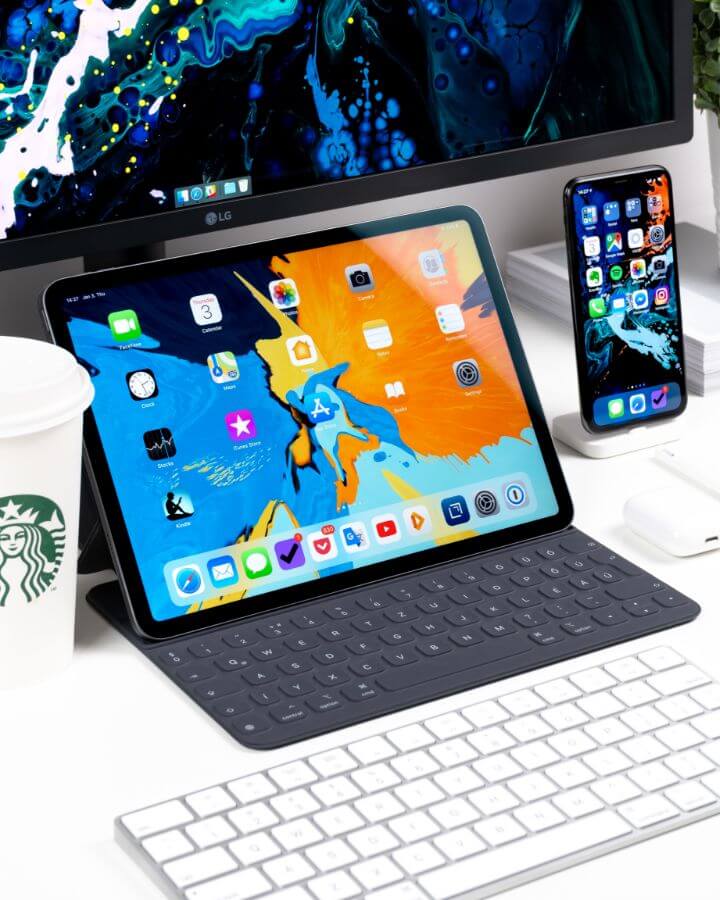Ordenador, tablets y móvil con apps de tecnología para la gestión en los negocios es global.