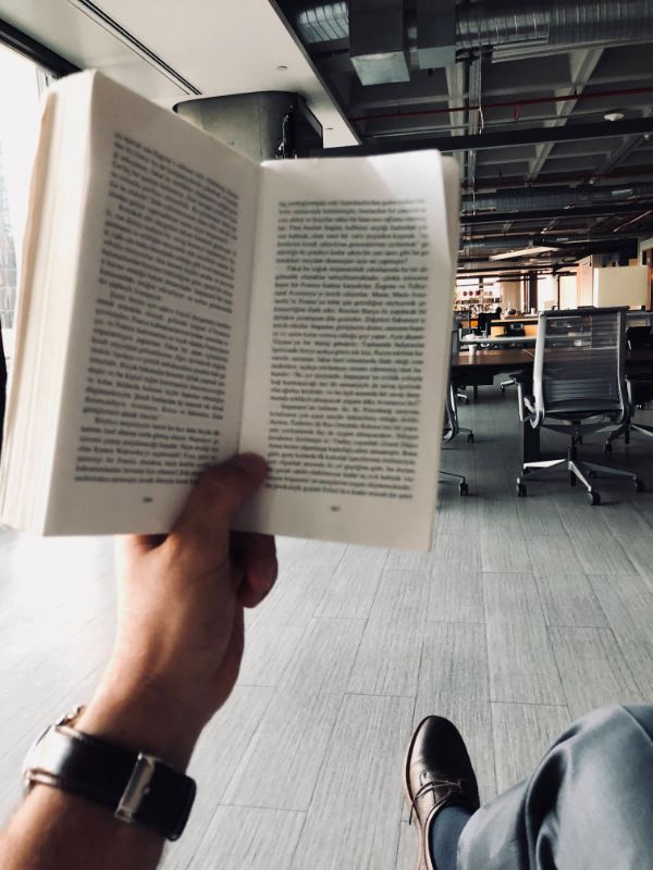 Lectura de un libro para la productividad empresarial