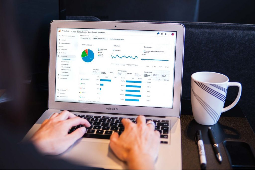Portátil con con estadísticas de tráfico de una e-commerce