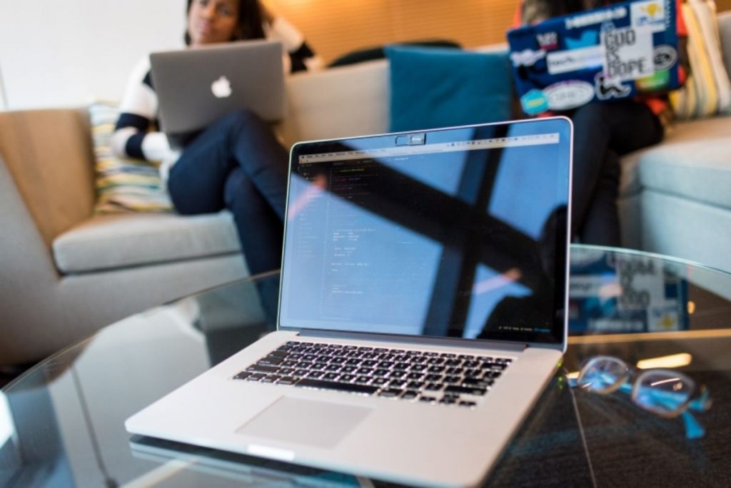 Laptop sobre mesa de trabajo