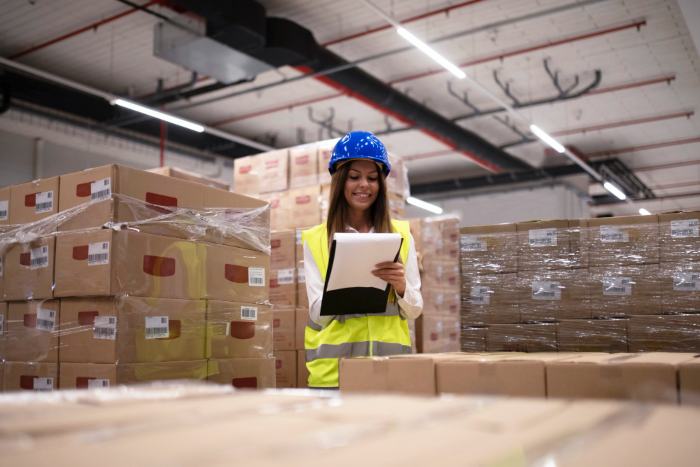 Chica trabajando en amazon FBA