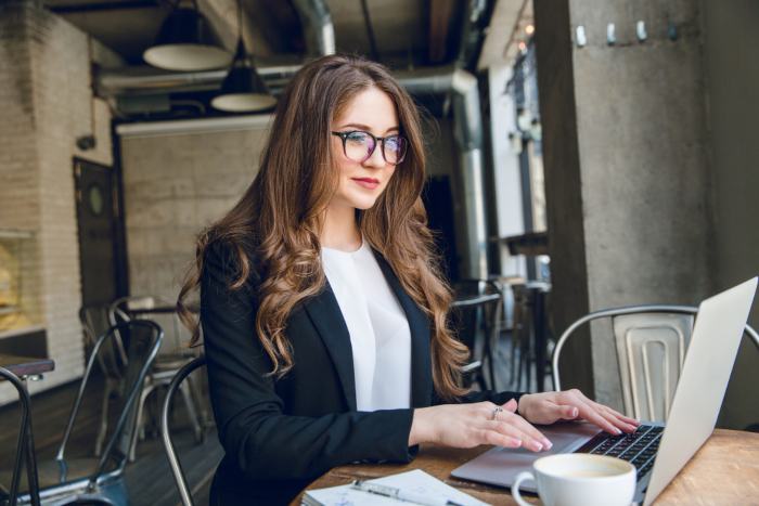 Chica trabajando en branding de una empresa Chica trabajando en branding de una empresa