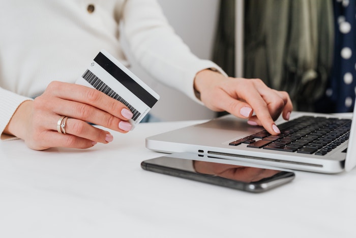 Mujer realizando pago en web 7 trucos que te ayudarán a aumentar tus conversiones web