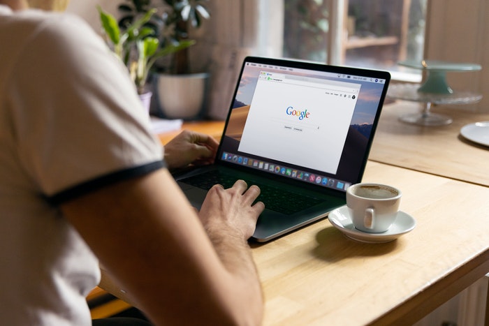 Chica utilizando macbook Arma tu estrategia SEO, Paso 3: Instala algunas herramientas de SEO