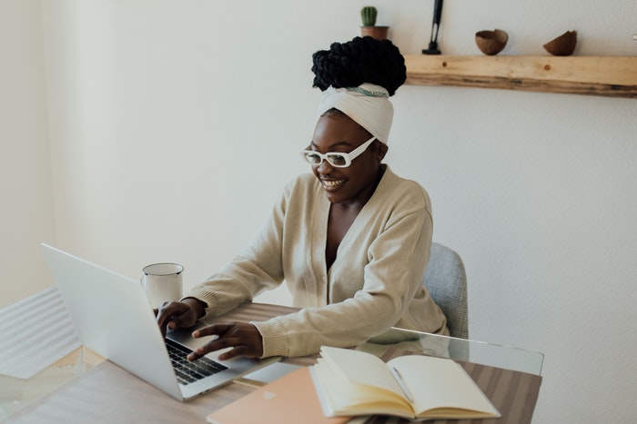 Chica escribiendo en macbook Arma tu estrategia SEO, Paso 4: Sumérgete en la búsqueda de keywords ideales para tu website