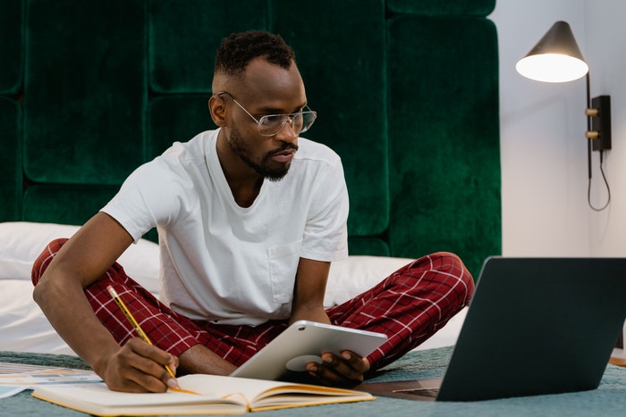 Chico utilizando macbook Arma tu estrategia SEO, Paso 5: Analiza a tu competencia