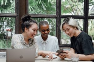 Personas aprendiendo sobre qué es Bizum