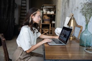 Mujer haciendo una newsletter para su empresa